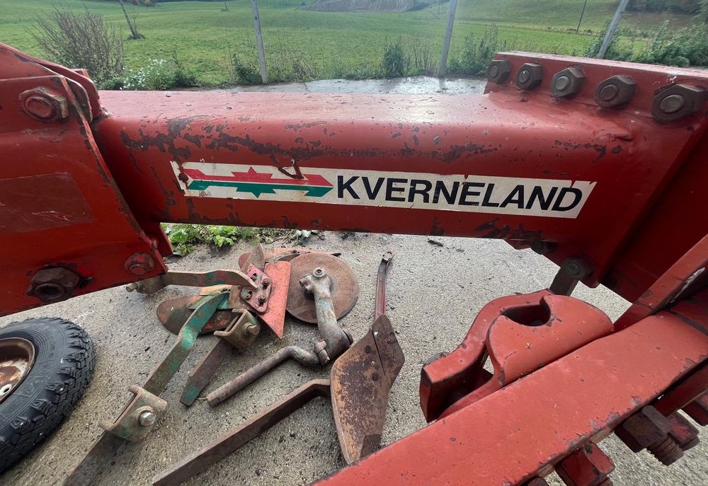 Pług Kverneland zagonowy cztero  skibowy na resorze 4 - skibowy