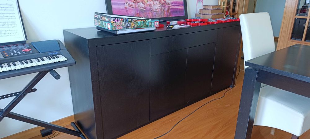 Mesa de sala com 6 cadeiras, móvel aparador (grátis móvel de tv)