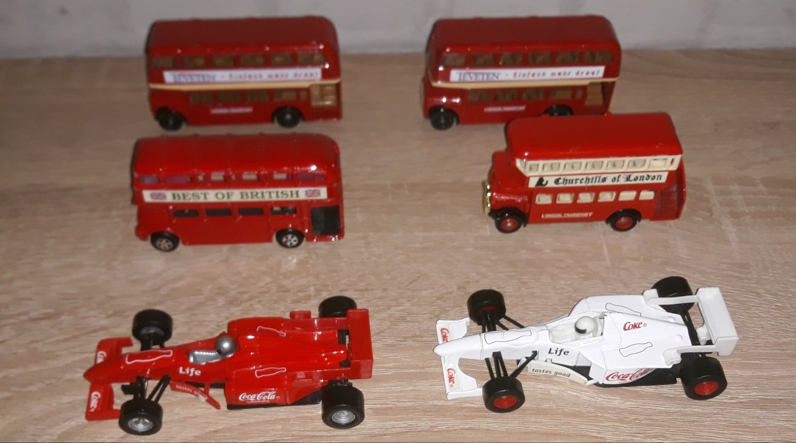Cztery brytyjskie autobusy i dwa samochody Formuły 1