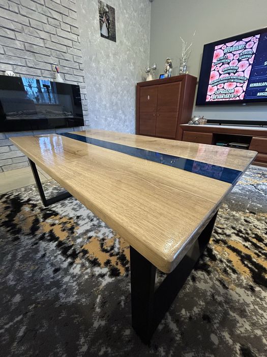 Stół z dębu i żywicy epoksydowej – unikatowy design ręcznie wykonany!