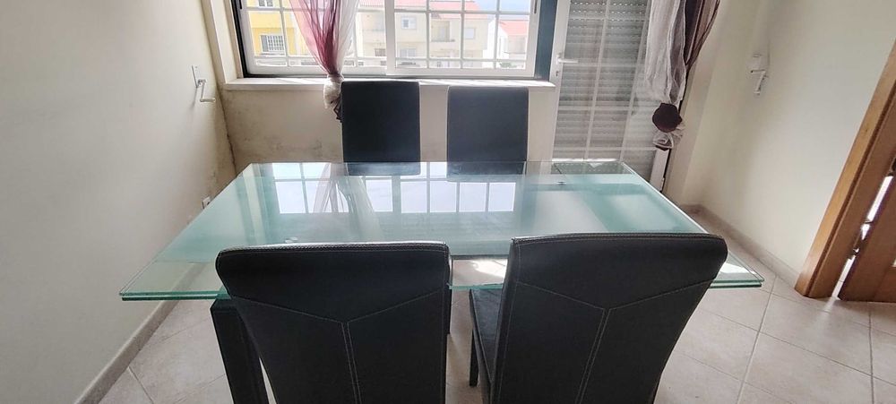 Vários móveis em bom estado