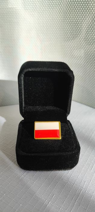 Przypinka pin flaga Polski welurowe pudełko