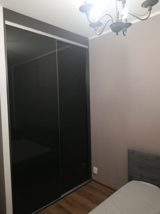 Drzwi przesuwne szafa wnękowa czarne szkło