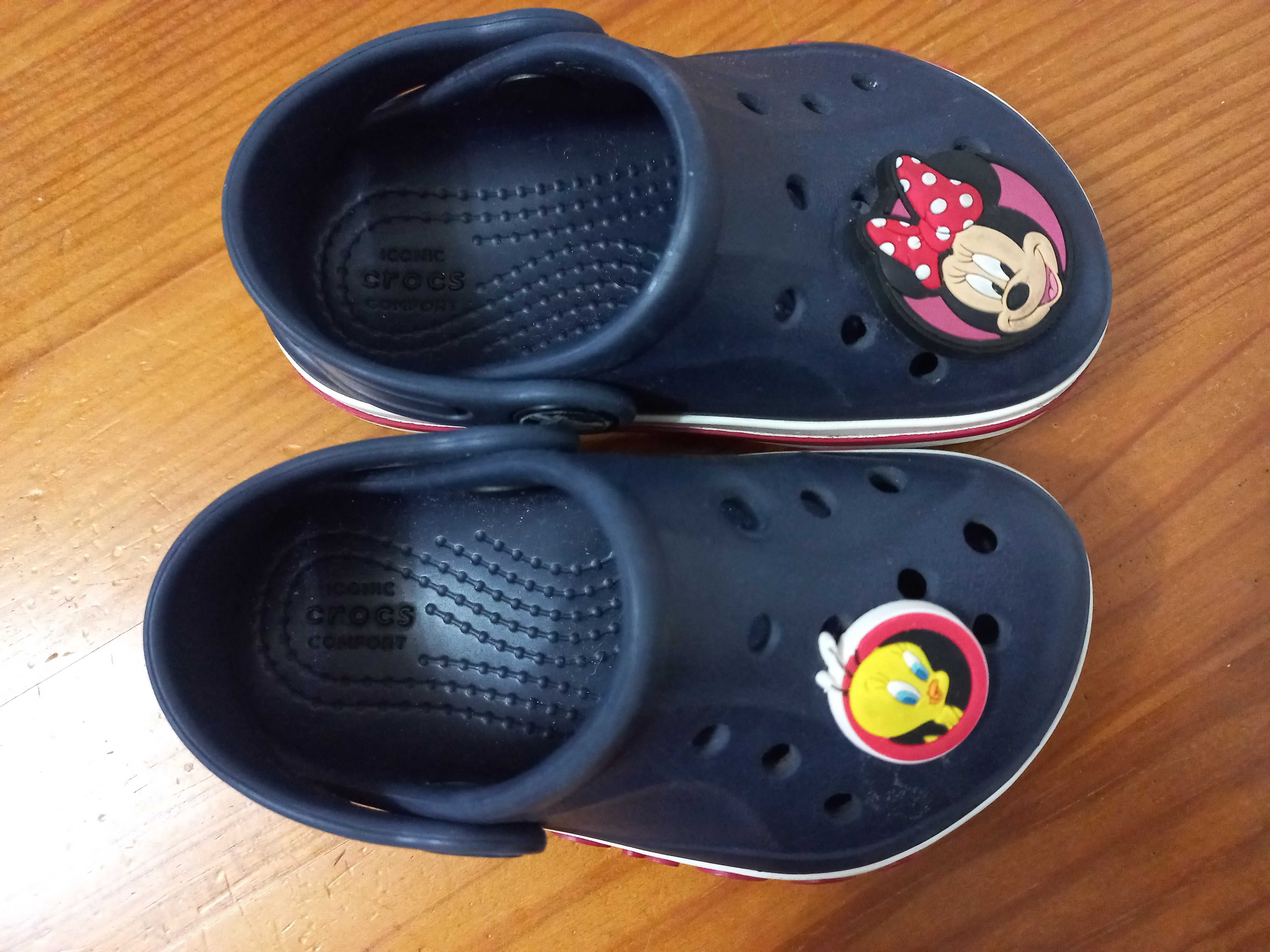 Crocs azuis escuros  menina