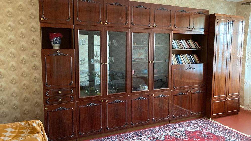 Меблі для вітальні і журнальний столик