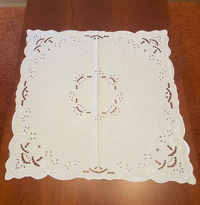 Toalha de mesa quadrada branca em meio linho 2