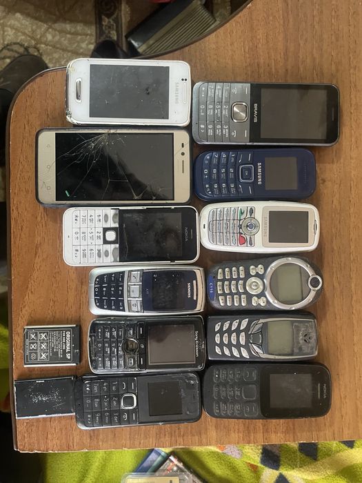 Продаю старі конпкові та сенсорні телефони