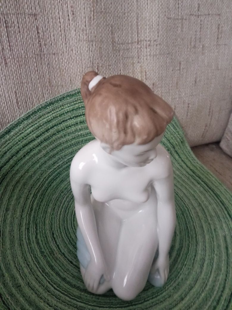 Figurka akt kobieta klęcząca hollohaza