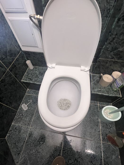 Унітаз підлоговий в гарному стані