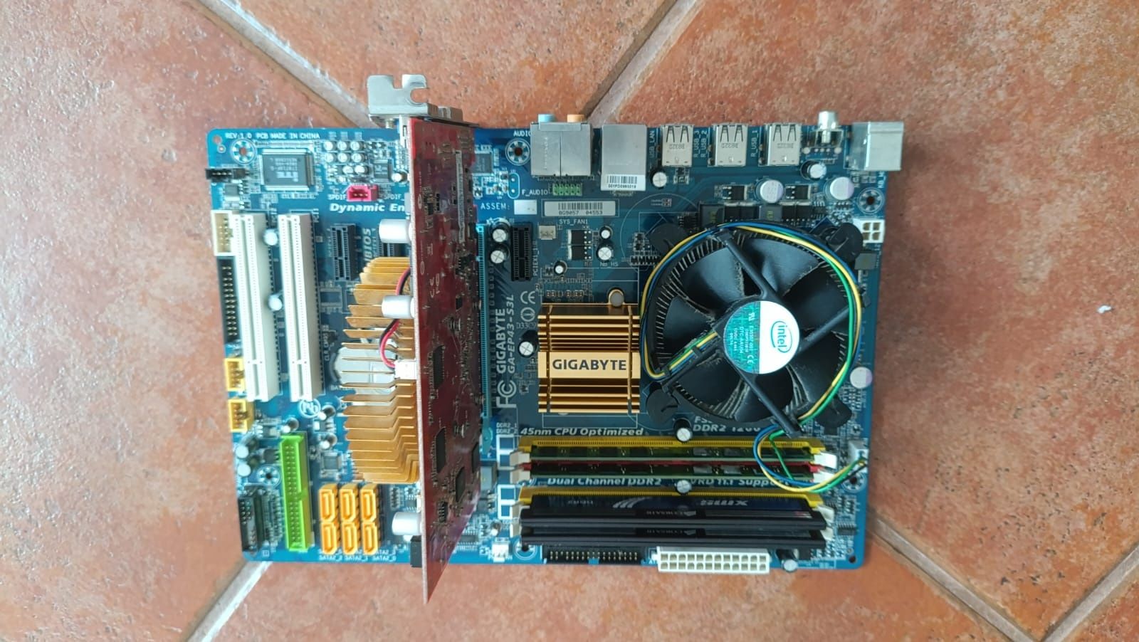 Motherboard com processador e placa gráfica