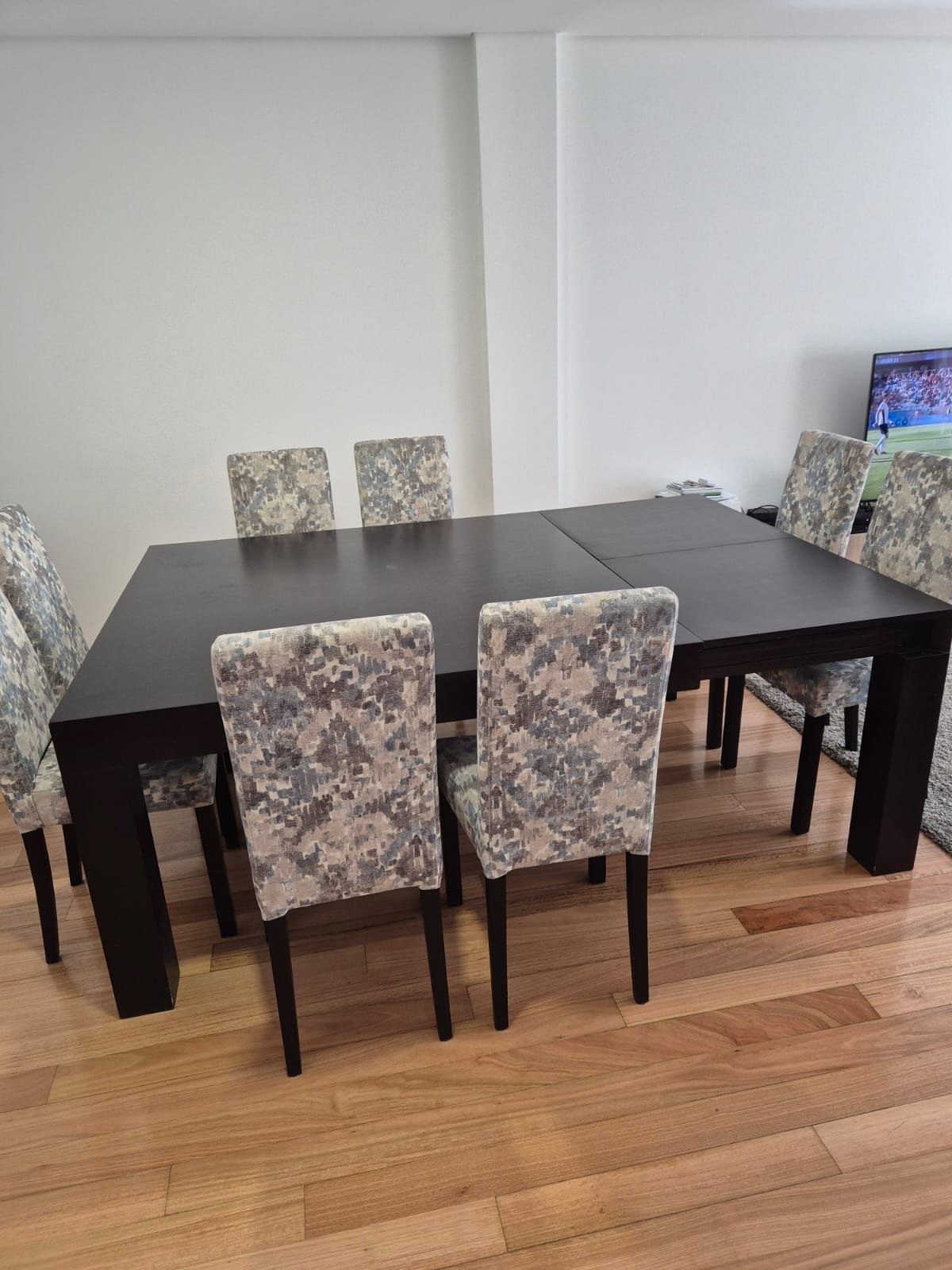 Mesa de jantar extensível com 8 cadeiras - madeira escura
