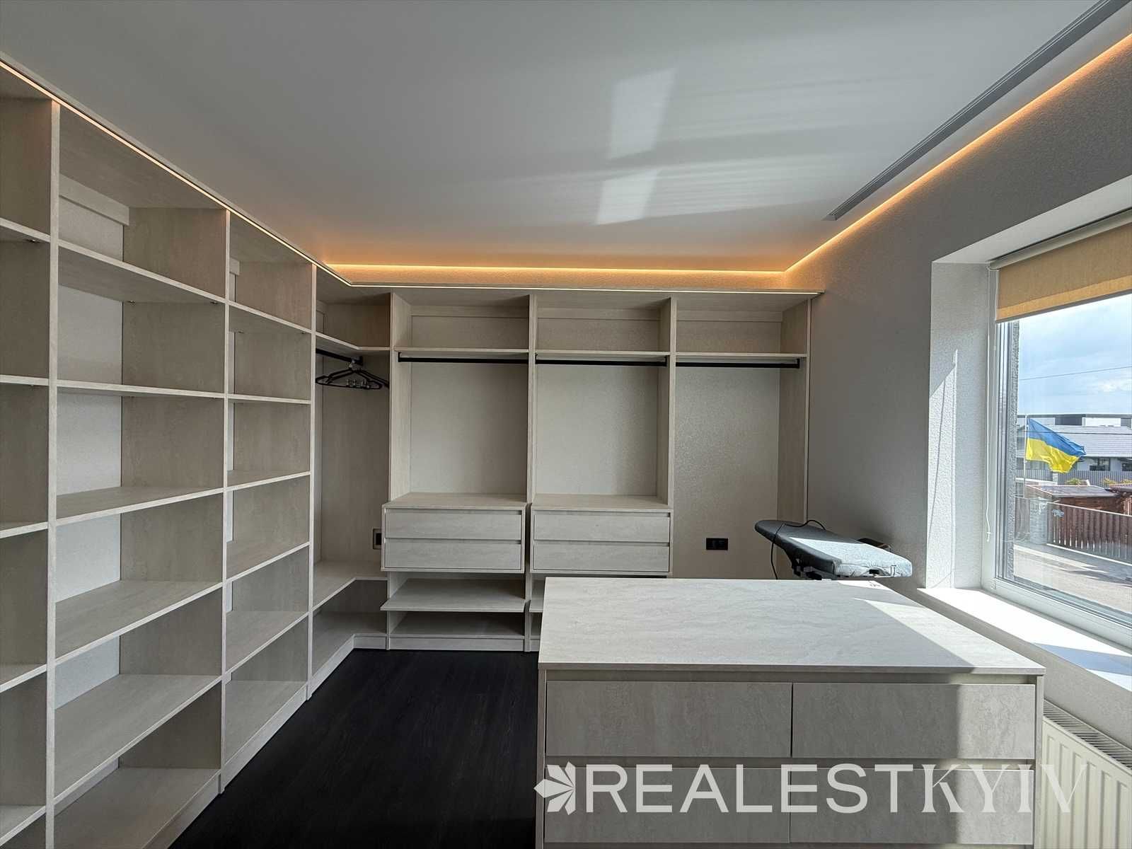 Сучасний будинок з ремонтом і меблями на Осокорках (Osokor Residence)