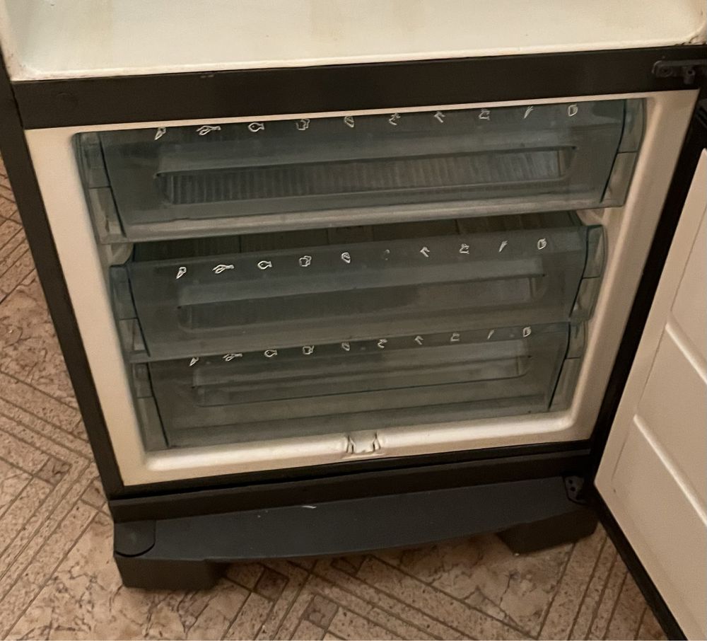 Запчастини для холодильника Electrolux ERB3400X