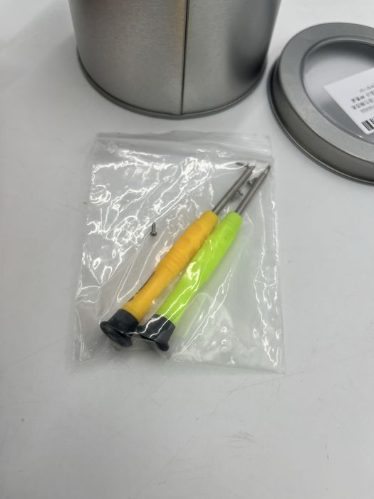 Nowa obudowa do zegarka zapakowana w metalowe pudełko.