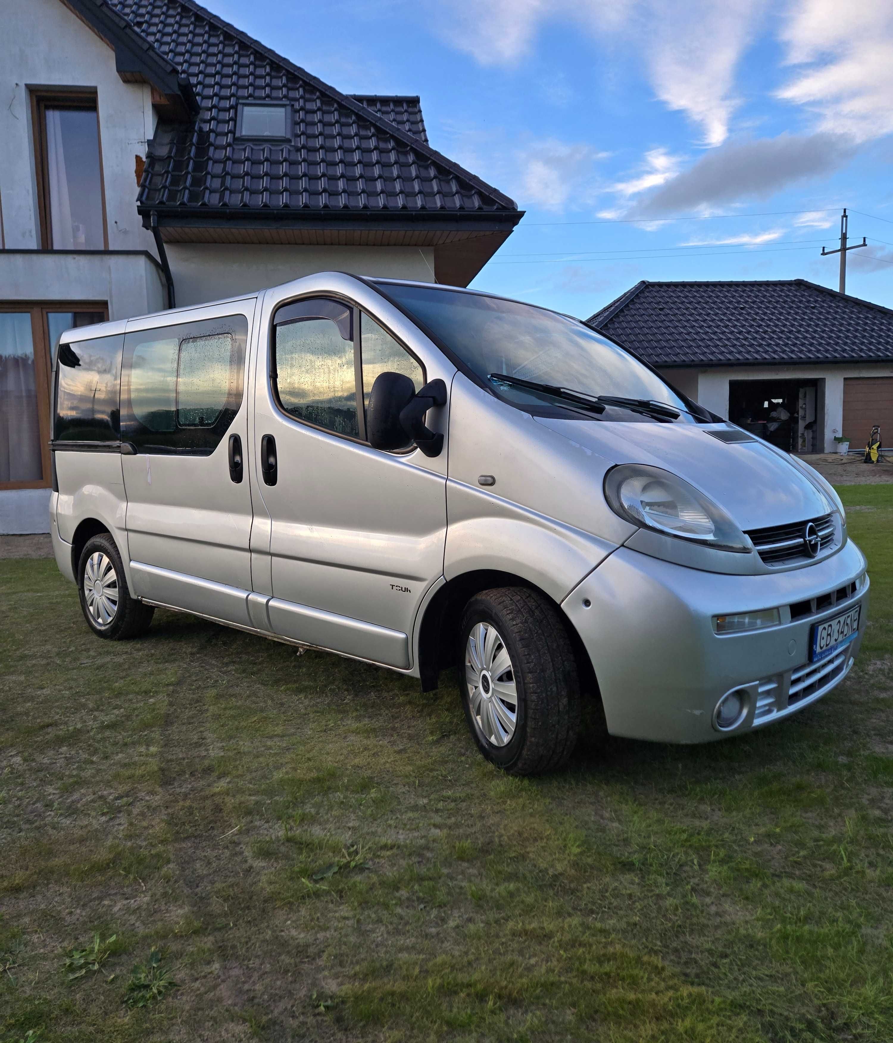 Opel Vivaro Tour 1.9 CDTi 101km - Webasto, Klima  8 osób, hak