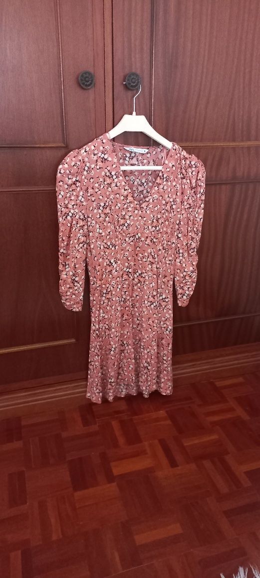 Vestido floral rosa Zara