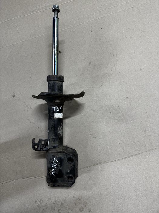 Передняя амортизатор стойка Toyota Avensis Т 25