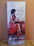 Obraz na płótnie. Kobieta w czerwieni siedząca przy barku 55 x 135cm