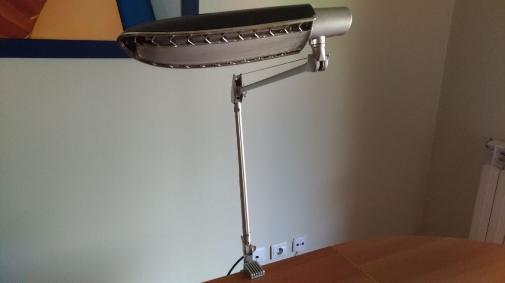 Lâmpada de secretaria/estirador.