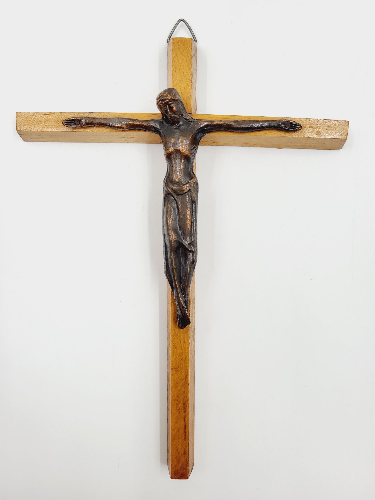 Stary drewniany krzyżyk z miedzianą figurka Jezusa PRL
