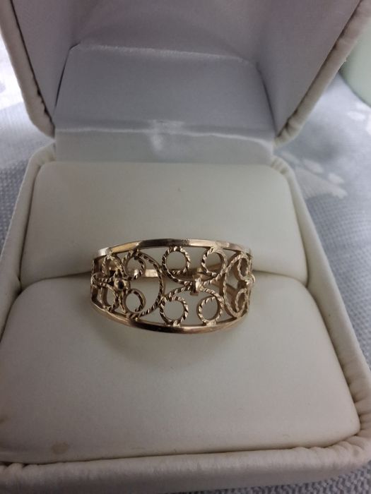 Piękny złoty pierścionek p. 585; w. 1,92 g, roz. 18 sprzedam.