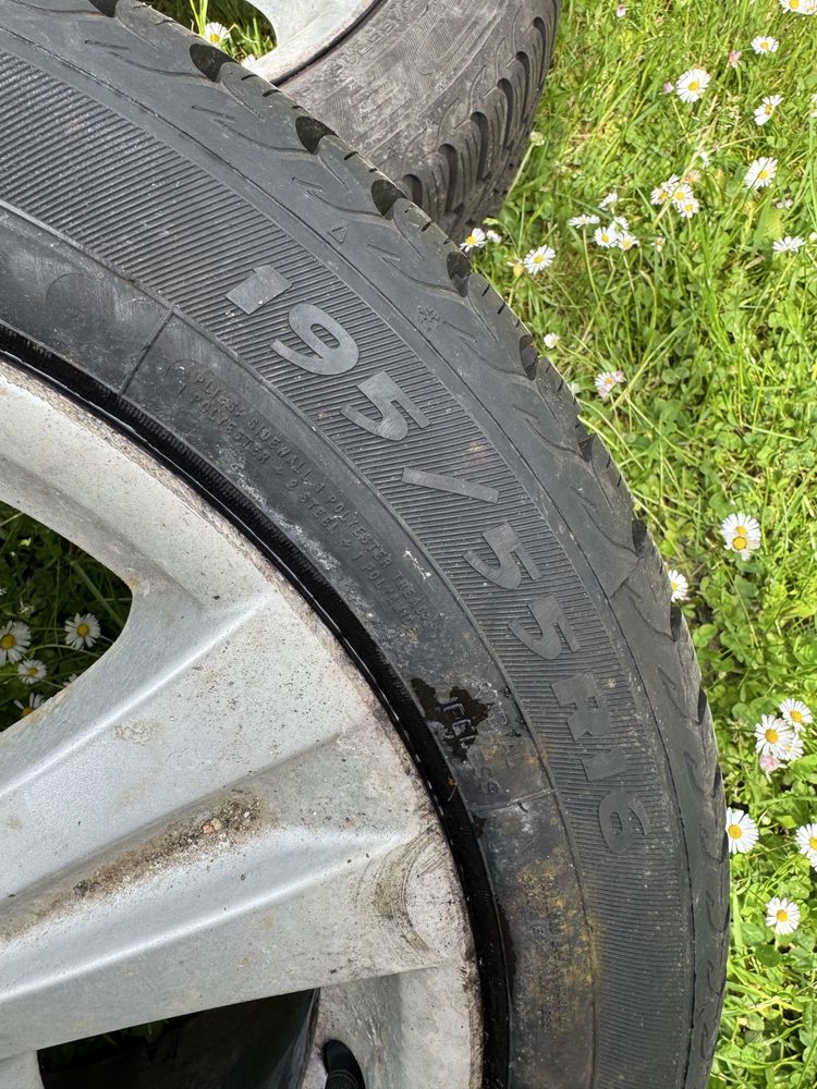 Dwie felgi bmw z oponami zimowymi 16
