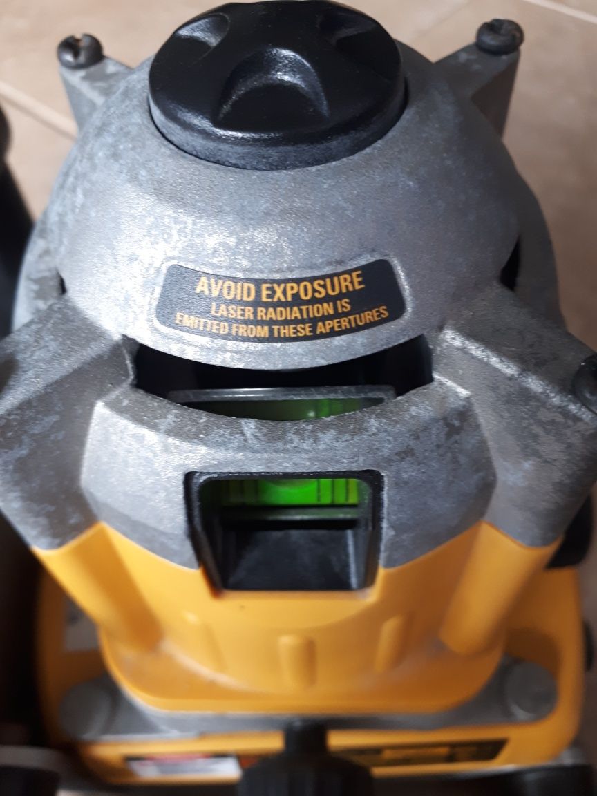 REZERWACJA DeWALT
niwelator laserowy DW071 na trzy baterie LR20