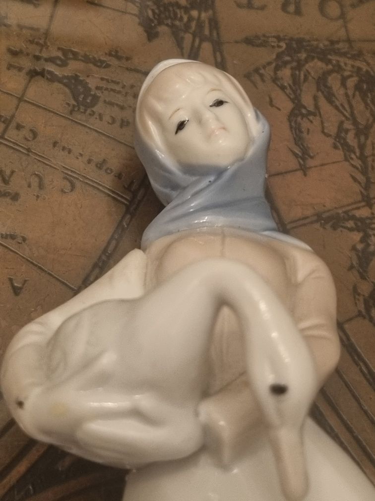 Porcelanowa figurka gęsiarki  - Wschodnie Niemcy