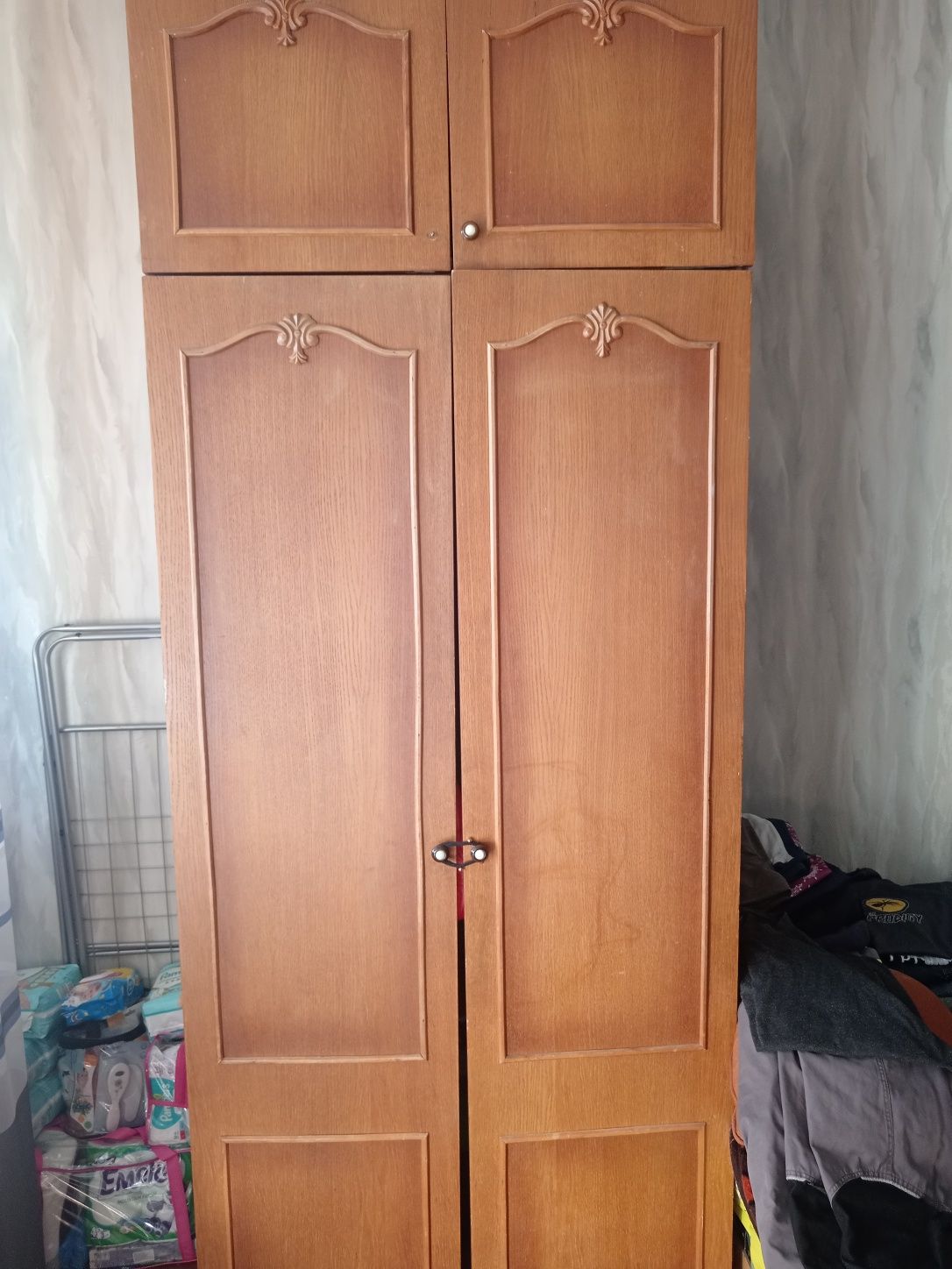 Продам дві шафи.