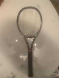 Raquete de ténis Yonex cinza e cinza escuro. Praticamente nova