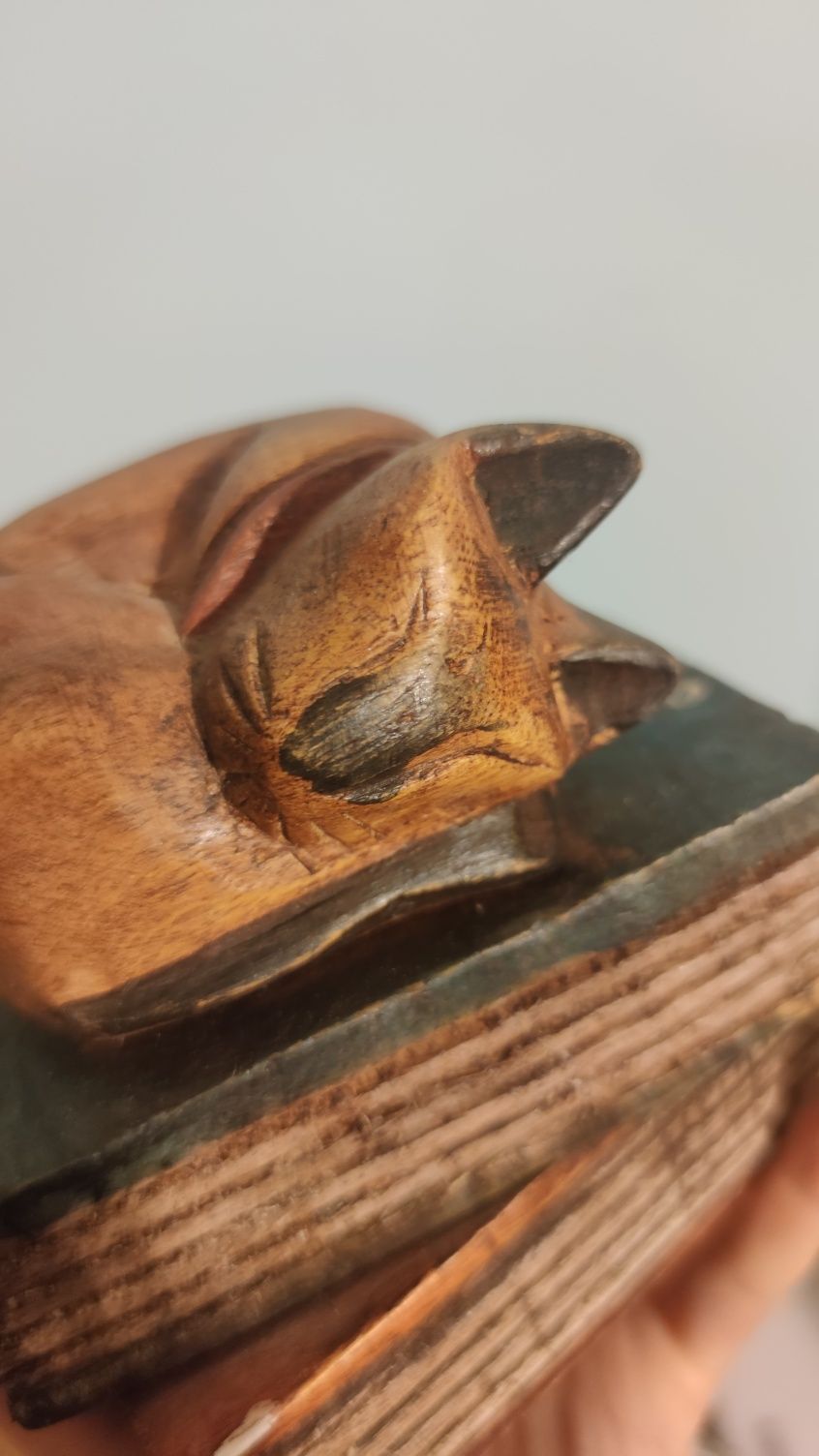 Śpiący Kot Na Książkach, Drewno ,  ręcznie rzeźbiony