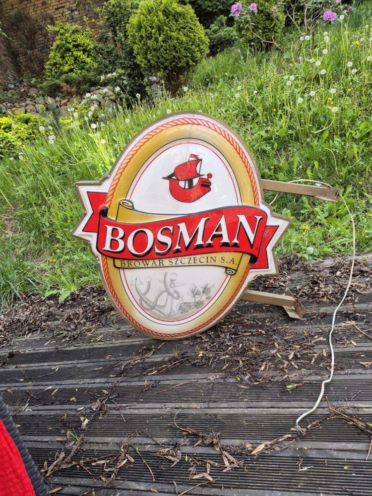 Reklamy Kaisera Lichera bitburgera podswietlane na sciane