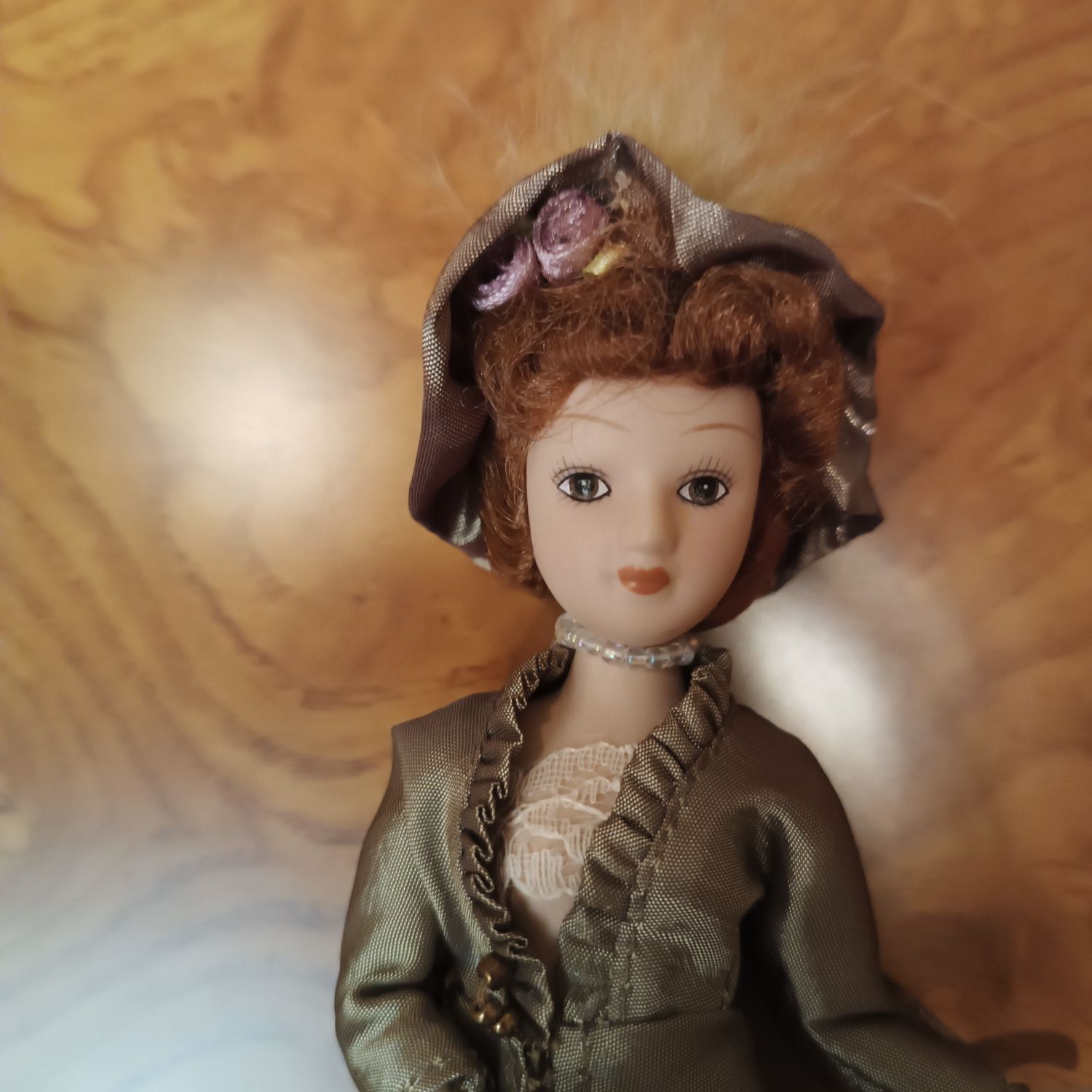 Колекційна фарфорова лялька, 21 см + подарунок