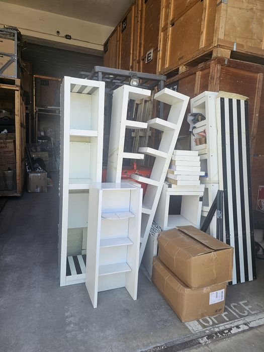 Manequim e prateleiras loja