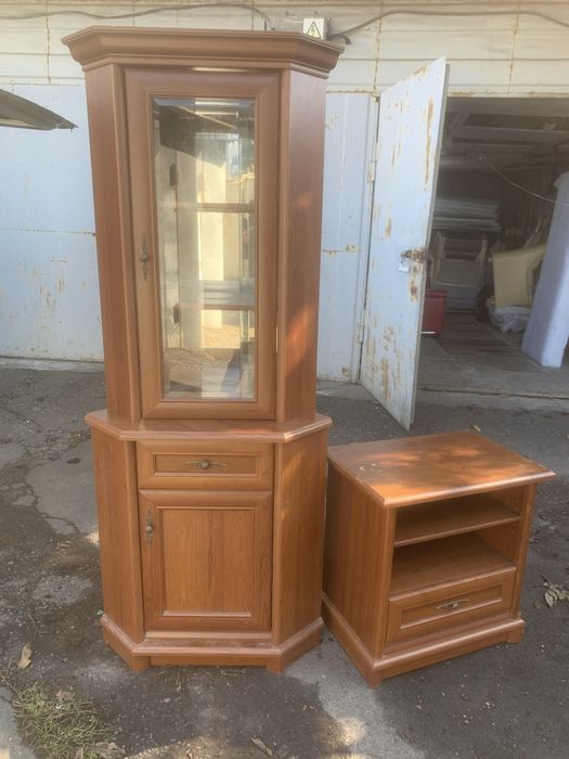 Продам набор мебели: шкаф, сервант, стол, тумба