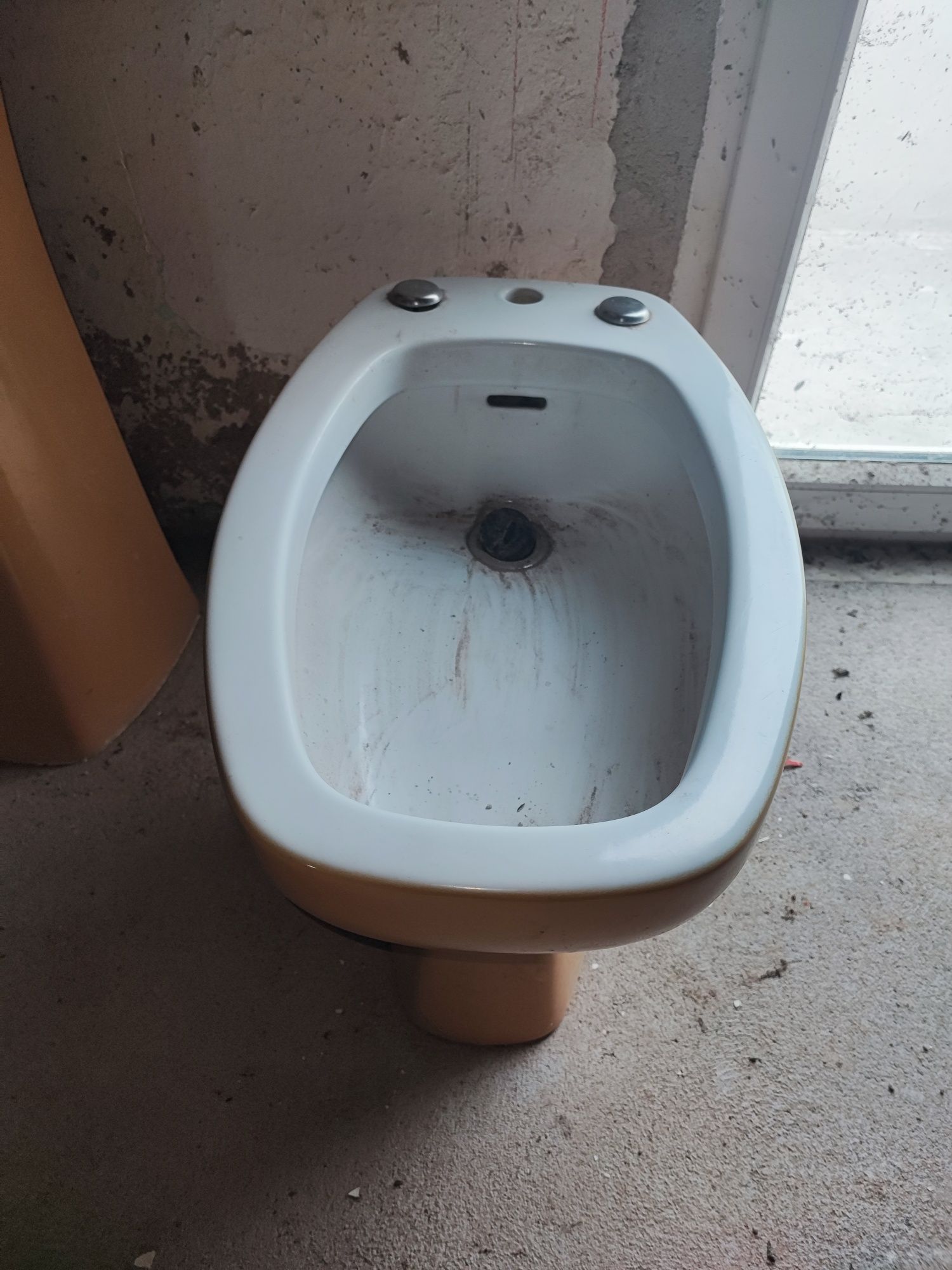 Bidé tons amarelo e branco