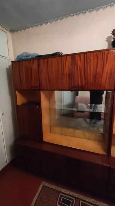 БЕЗКОШТОВНО віддам сервант + тумба. Самовивоз!!!