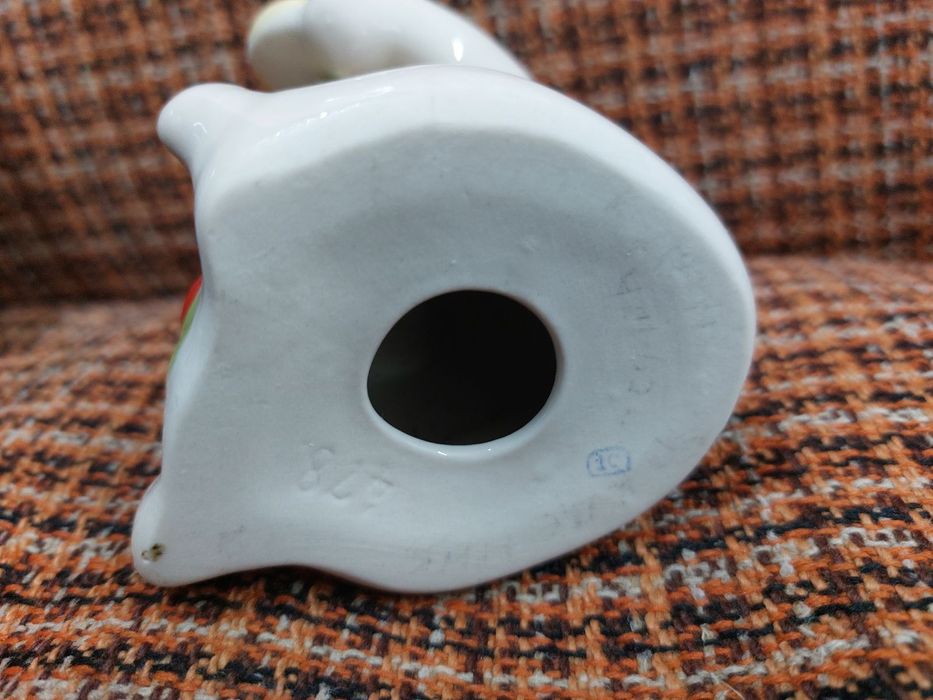 Статуэтка мальчик с пирамидой