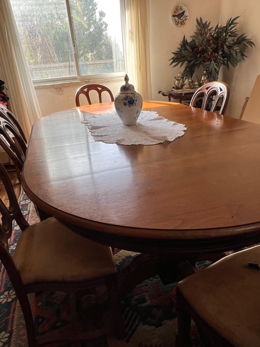 Conjunto de sala de jantar em madeira cerejeira