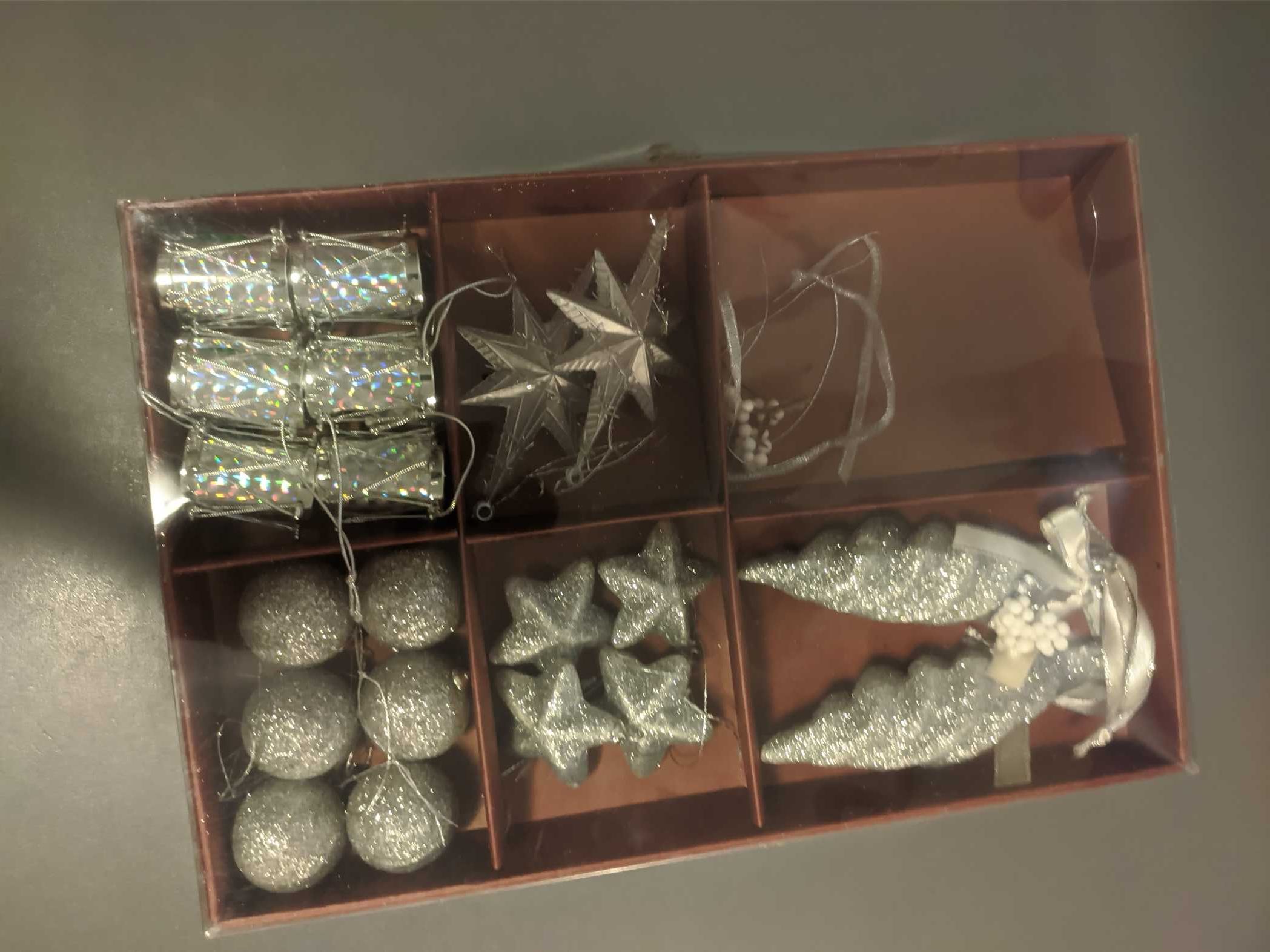 Zestaw ozdób na choinke, lampki 16.5 metra, ozdoby(bombki) 129 sztuk