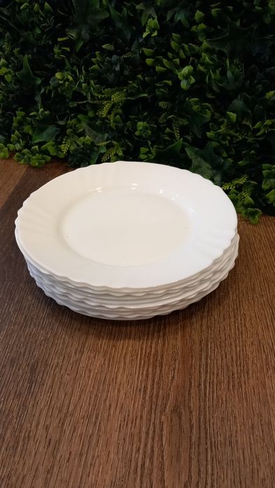 • Prato branco com detalhe