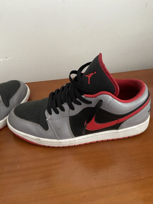 Jordan 1 low preto vermelho e branco