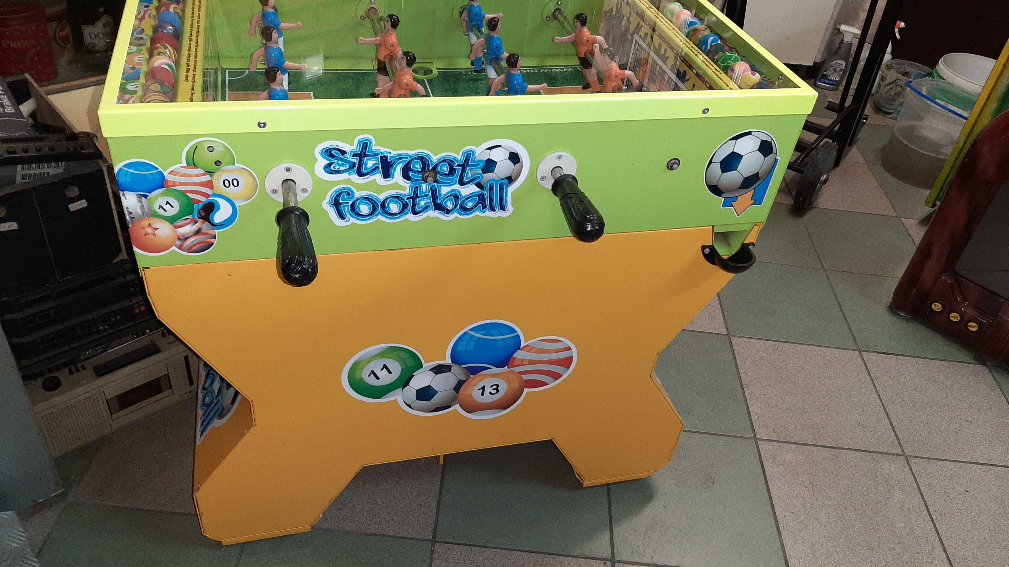 Piłkarzyki dla dzieci sprzedające piłeczki kauczukowe