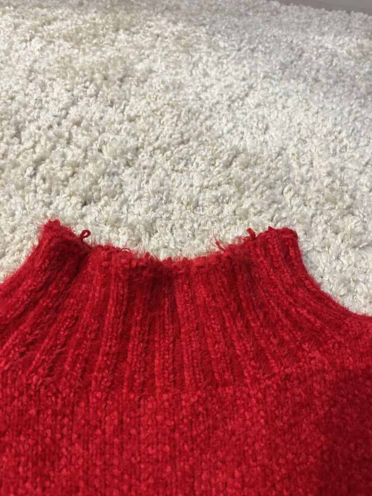 Яркий красный свитер