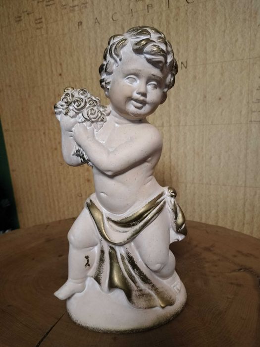 figurka gipsowa cherubinek