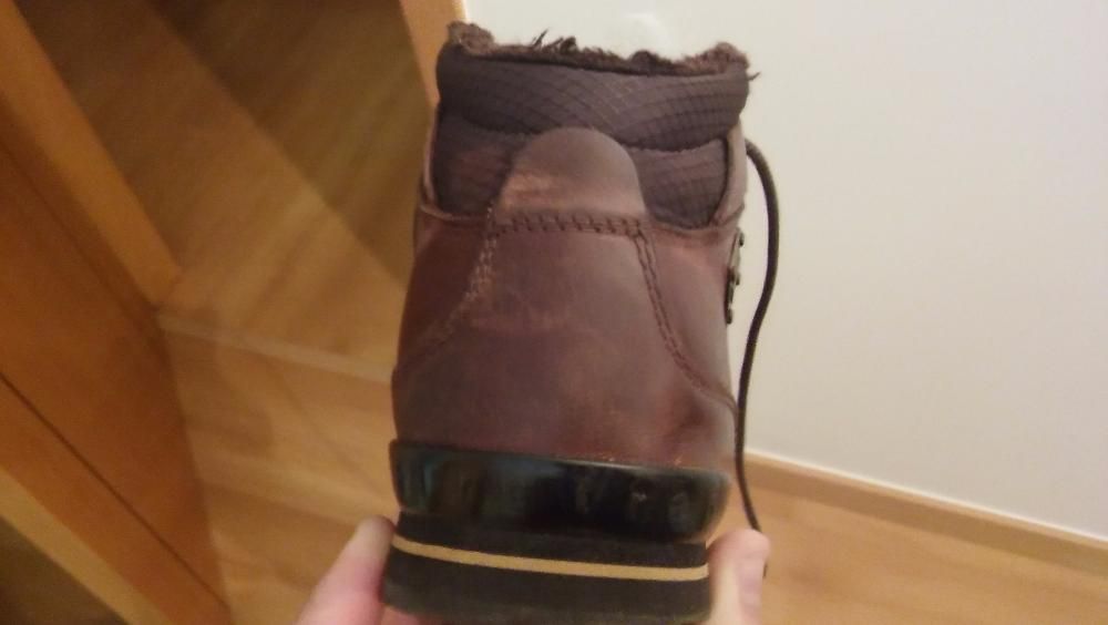 Botas em pele com pelo por dentro