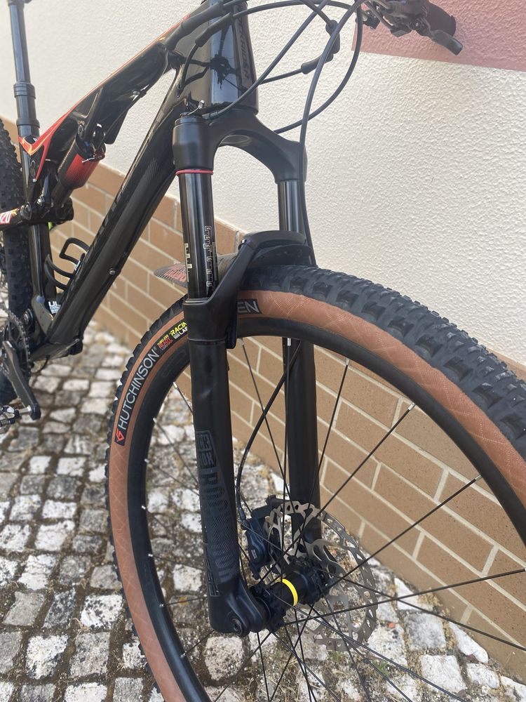 Bicicleta de carbono roda 29.