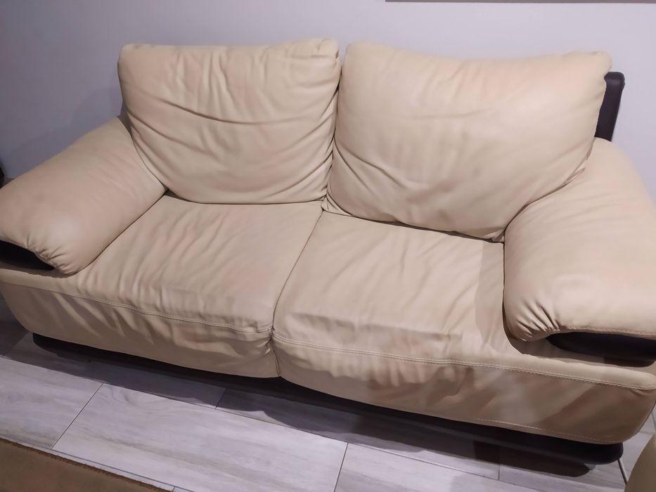 Sofás em pele bege e castanho