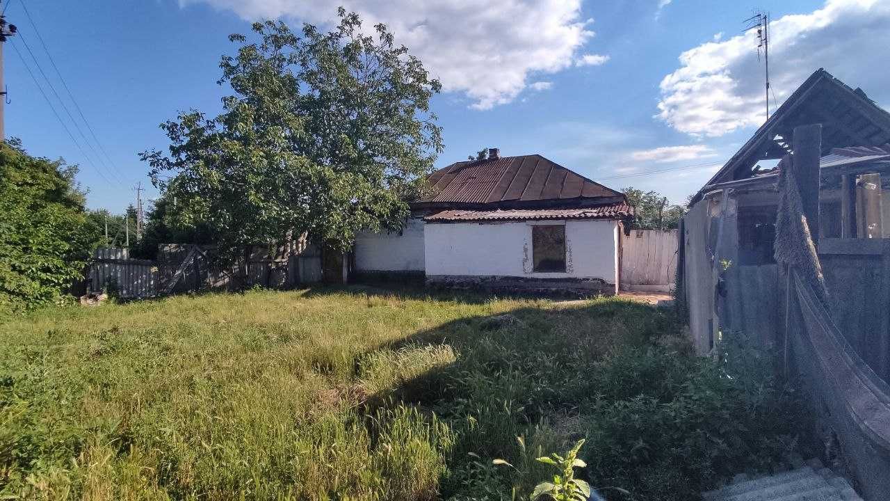 Продаж будинку з ділянкою в центрі села Білозір'я.