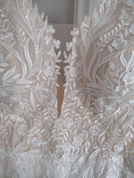 Piękna suknia ślubna z podpinany trenem